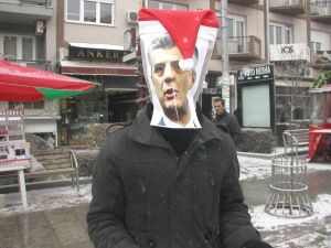 Kosovada Muhalefet Yılbaşı Hediyeleri Dağıttı