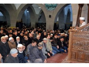 Eller Çanakkale Şehitleri İçin Açıldı