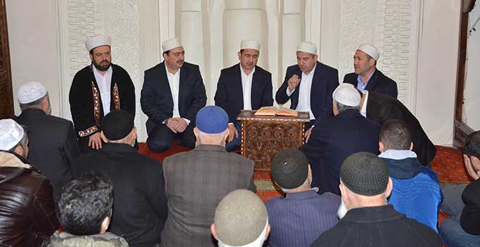 Eller Çanakkale Şehitleri İçin Açıldı