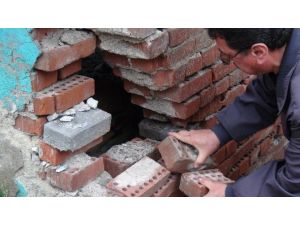 (Özel Haber) Çöplüğe Dönüşen Türbe Yıkılmayla Karşı Karşıya