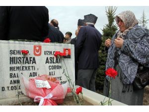 Şehit Çocuklarından Babalarının Mezarına Doğum Günü Çiçeği
