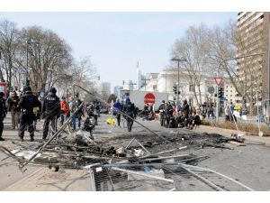 Frankfurt’ta Eylemde 88 Polis Yaralandı