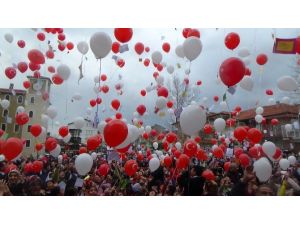 Yüzlerce Balonu Şehitler İçin Gökyüzüne Bıraktılar