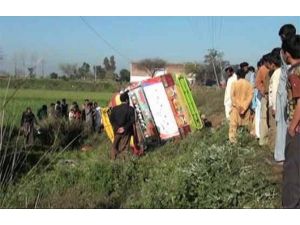 Pakistan’da Okul Servisi Devrildi: 3 Ölü, 20 Yaralı