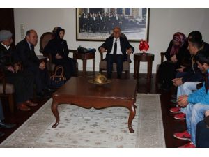 Hayırsever İş Adamından Şehit Eşi Ve Kazada Ailesini Kaybeden 3 Kardeşe Daire