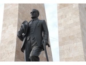 Atatürk, Didim’de 9 Aydır Kolundan Telle Bağlı
