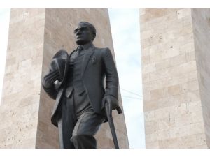 Atatürk 9 Aydır Kolundan Telle Bağlı