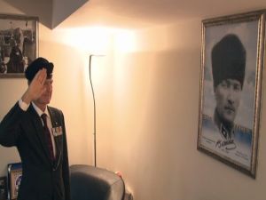 Ünlü Tarihçiden Atatürk’e Asker Selamı