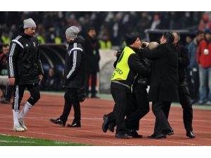 Bilic’e Şok Tepki! Taraftar Sahaya Atladı
