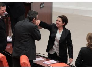 Chp’li Altay Elini Öptü