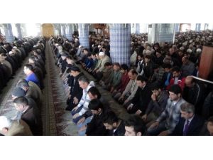 Güneş Tutulması Sırasında ’Küsuf Namazı’ Kıldılar