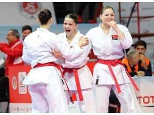 Kadın Karatecilerden Tarihi Başarı