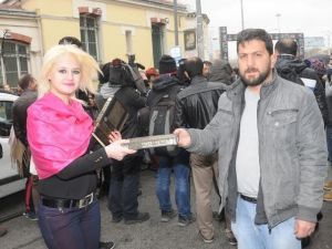 Taksim’de İbrahim Tatlıses İçin Kuran-ı Kerim Dağıtıldı