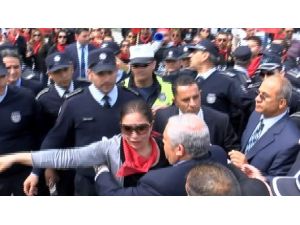 Eylemciyi Polisin Elinden Başbakan Aldı
