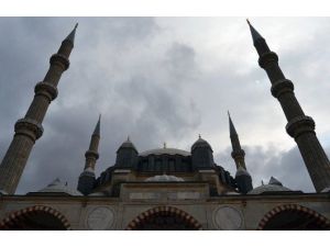 Güneş Tutulması Selimiye Camii’nin Kubbeleri İle Birleşti
