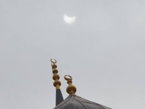 Tutulma Tarihi Caminin Üstünde Böyle Göründü