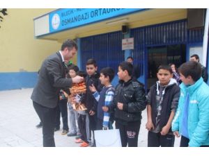 Futbol Turnuvasında Başarılı Olan Takım Ve Gol Kralı Kupalarını Aldı