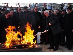 Sivas’ta ‘Nevruz Ateşi’ Soğukta Yandı