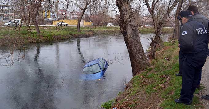 Virajı Alamayan Otomobil Ceyhan’a Uçtu