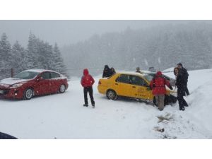 Buz Pistine Dönen Uludağ Yolu’nda Araçlar Yoldan Çıktı
