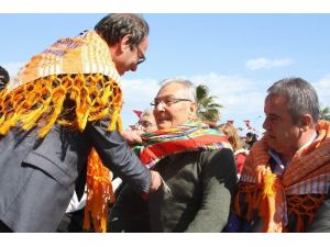 77 Yaşındaki Baykal, Nevruz Ateşinin Üzerinden Atladı