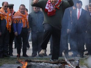 Deniz Baykal Nevruz Ateşinin Üzerinden Atladı