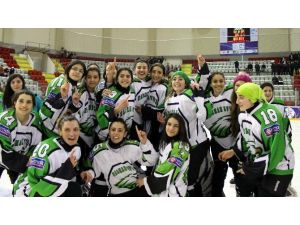 Kadın Buz Hokeycilerden İlginç Kutlama