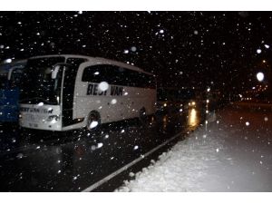 Kar Yağışı Yolu Ulaşıma Kapadı