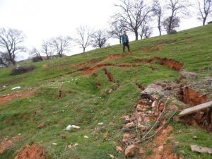 (Özel Haber) Sındırgı’da Korkutan Heyelan