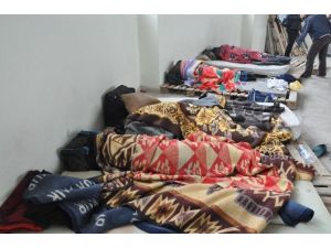 Irak’a Geçmek İçin Otogarda Konaklayan Aileler, Yardım Bekliyor