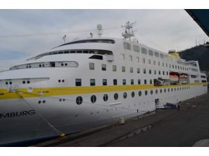 İlk Gemi Limana Demir Attı