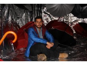 Dekandan Bine Yakın Şemsiye İle Sanatsal Sergi