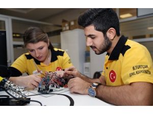 Türkçe Konuşan İnsansı Robotlar Papatya Ve Lale