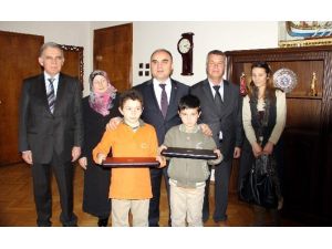 Başbakan Davutoğlu, Çocuklara Verdiği Bilgisayar Sözünü Yerine Getirdi