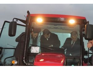 Başbakan Davutoğlu Traktör Kullandı