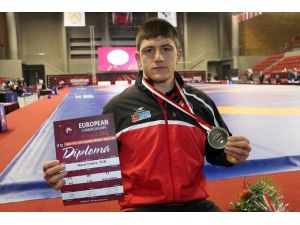 Milli Güreşçiler, Avrupa Şampiyonası’na 3 Bronz Madalya İle Başladı