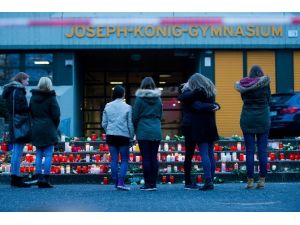 Alman Öğrenciler Yasta