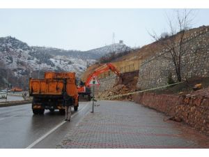 Tunceli’de Hastaneye Giden Yolun Duvarı Çöktü