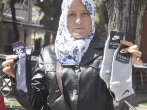 50 Yaşındaki Kadın Çorap Satarak 3 Defa Umre Ziyareti Yaptı