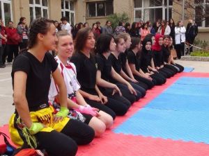 Liseli Kızlardan Erkeklere Gözdağı