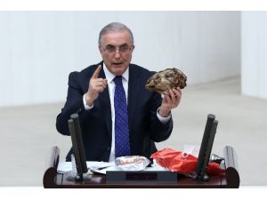 Meclis Kürsüsüne Pişmiş Kelle İle Çıktı