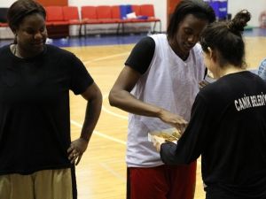 Genç’ten Beşiktaş Maçı Öncesi Basketbol Takımına Baklava Dopingi