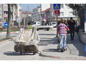 Karton Toplayarak Geçimini Sağlayan Ailenin Yaşam Mücadelesi Yürekleri Burkuyor