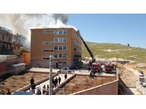 Okulun Çatı Katında Çıkan Yangın Korkuttu
