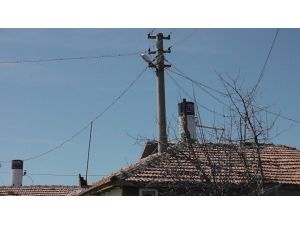 Evin Ortasındaki Elektrik Direği Görenleri Şaşırtıyor