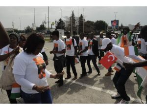 Cumhurbaşkanı’nı Dans Ederek Karşıladılar