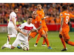 Hollanda’ya İlk Yarıda Şok