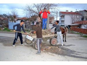 Bozuk Yolları Kendi İmkanlarıyla Düzelttiler
