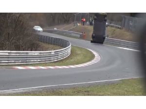 Üzerine Uçak Değil Araç Düştü