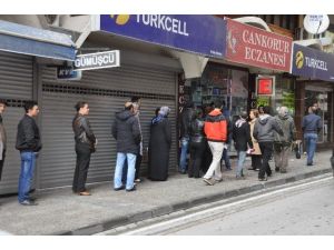 (Özel Haber) Ekmek Kuyruğu Değil, Eczane Kuyruğu